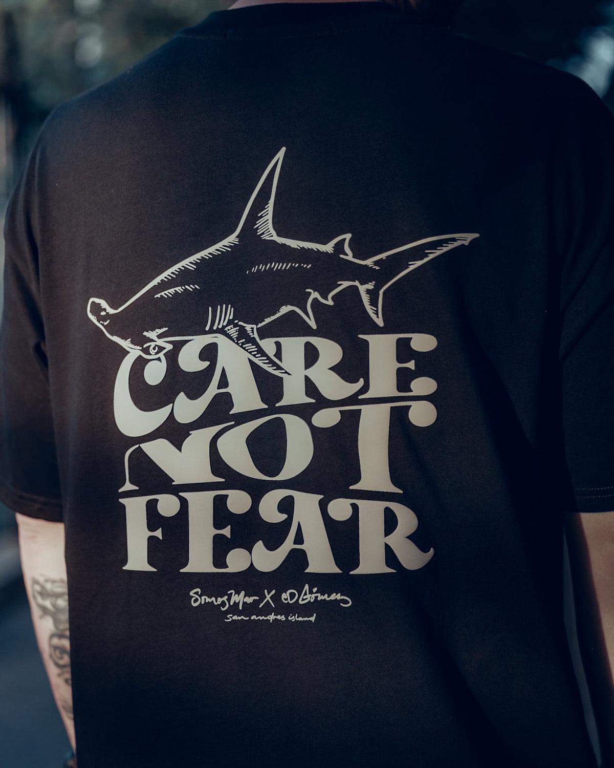 Camiseta Oversize Care Not Fear - Negro
